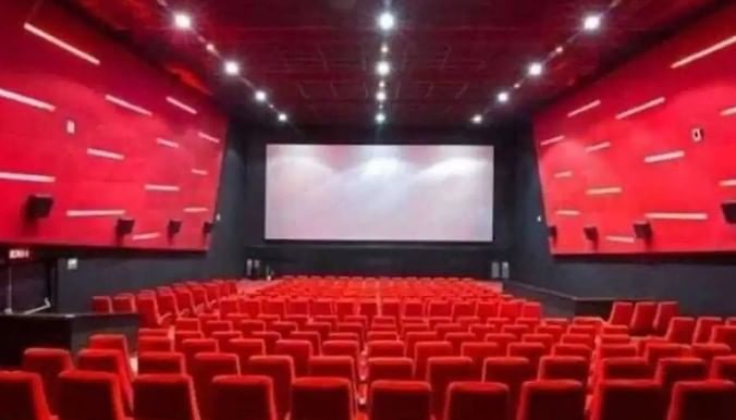 या चित्रपटात एका छोट्या शहरातील कथा दाखवलेली आहे. या चित्रपटात 30 दिवस सूर्य निघत नाही. याच गोष्टीचा फायदा घेत भूत त्या शहरावर हल्ला करतात आणि भीतीचा खेळ चालू होता. 