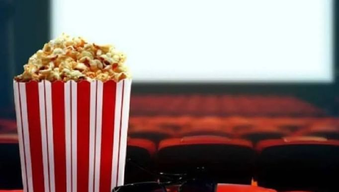 या चित्रपटाचे नाव '30 डेज ऑफ नाईट' असे आहे. ही एक पती-पत्नीची कहाणी आहे. हे दोघेही भूतांशी कशा प्रकारे लढा देतात, हे या चित्रपटात पाहण्यासारखे आहे. 