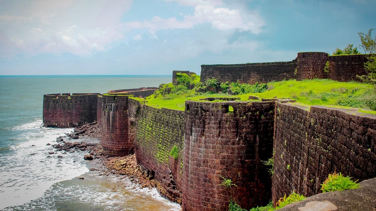 सुवर्णदुर्ग किल्ला : रत्‍नागिरी जिल्ह्यातील दापोली शहराच्या जवळ, हर्णे बंदरात, समुद्रातील एका बेटावर हा किल्ला आहे. छत्रपती शिवाजी महाराजांनी मराठा आरमारासाठी हा किल्ला बांधला. या किल्ल्यामुळे मराठा आरमाराला समुद्रात चांगली सुरक्षितता मिळाली. 