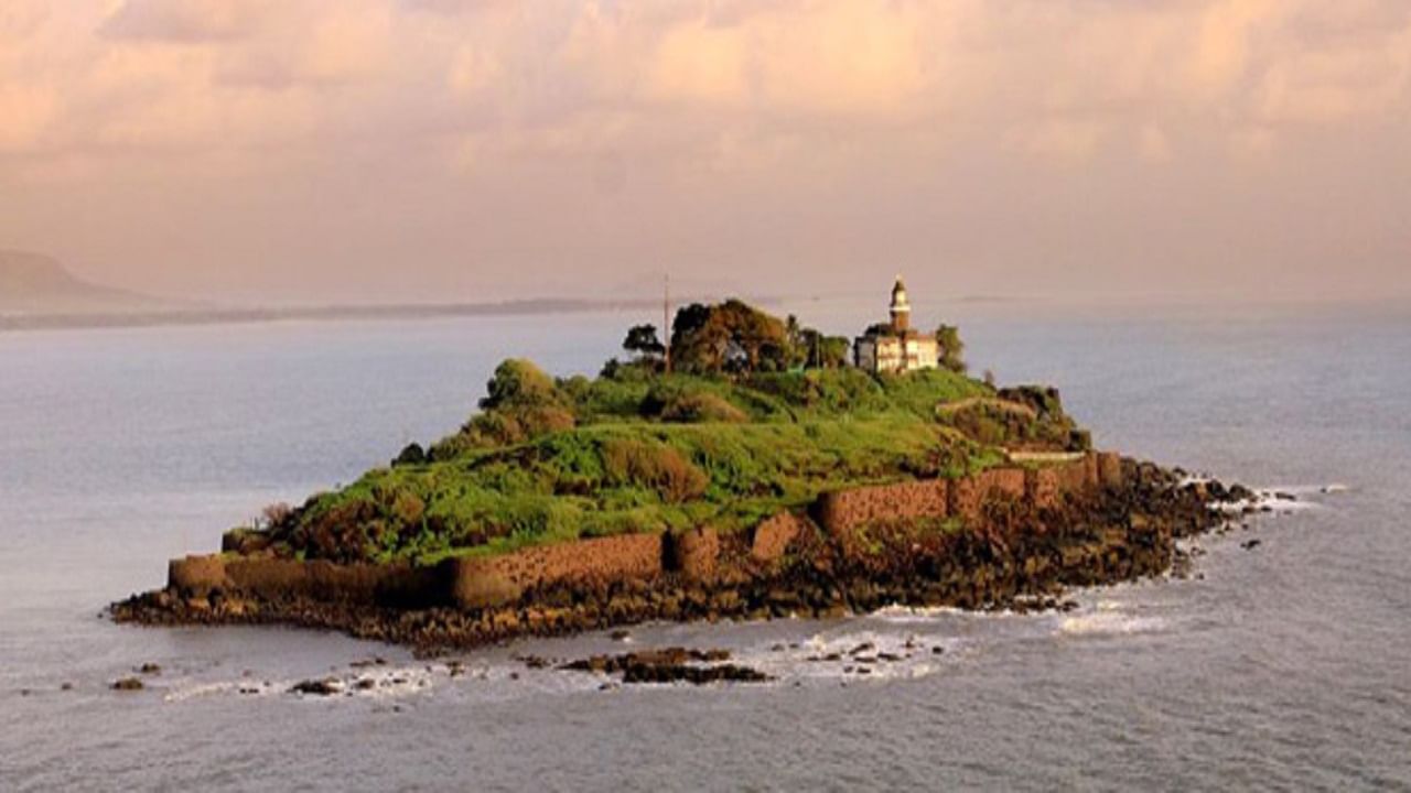 खांदेरी किल्ला : खांदेरी ही किल्ला महाराष्ट्रातील रायगड जिल्ह्यातील एक किल्ला आहे. इंग्रजांवर वचक बवण्यसाठी शिवाजी महाराजांनी या जलदुर्गाची निर्मिती केली. 