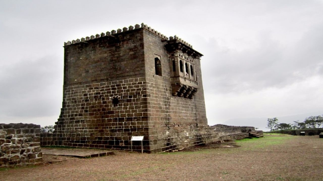 शिवनेरी किल्ला : महाराष्ट्राचे दैवत श्री शिवछत्रपती यांच हे जन्मस्थान आहे.छत्रपती शिवाजी महाराजांच्या जन्मामुळे ‘शिवनेरी’ किल्ल्यास महाराष्ट्राच्या इतिहासात एक महत्त्वाचं स्थान आहे. 