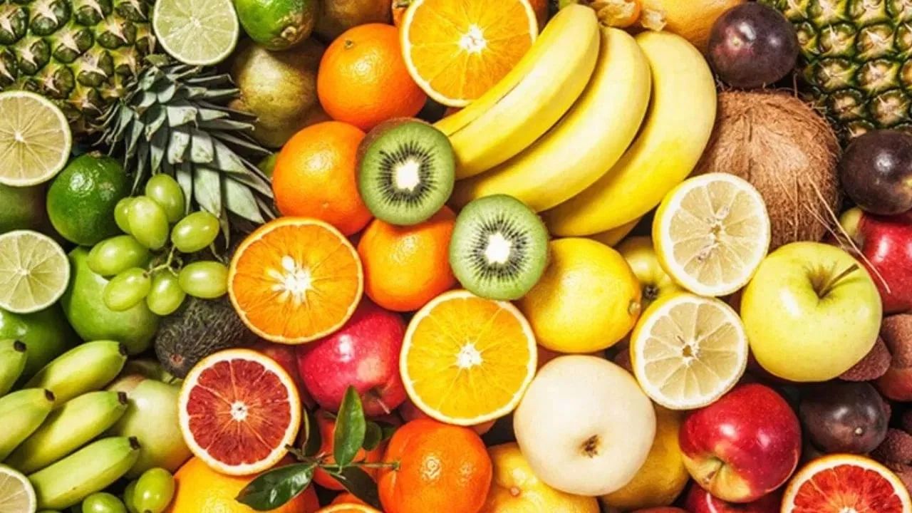 काकडीमध्ये असे काही घटक असतात जे आंबट फळांसोबत मिसळल्यास आम्लयुक्त प्रतिक्रिया निर्माण करू शकतात. यामुळे पोटात जळजळ, गॅस आणि अपचन यासारख्या समस्या उद्भवू शकतात. अशा परिस्थितीत काकडीसोबत आंबट फळे खाणे टाळा.