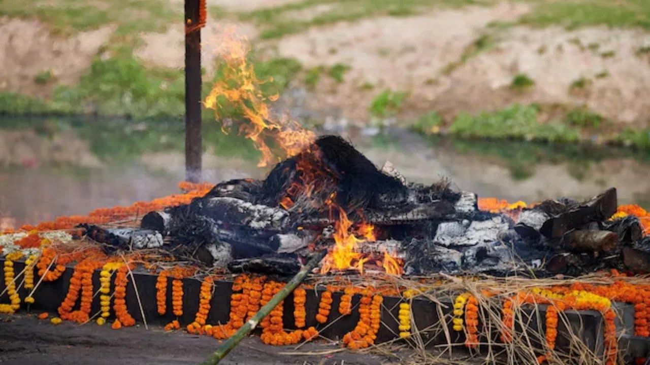 आजोबा गेले, आक्रोश झाला, अंत्यसंस्काराची वेळ आली अन् घडलं असं काही... आजोबा गेले, आक्रोश झाला, अंत्यसंस्काराची वेळ आली अन् घडलं असं काही...