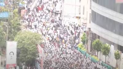 Raj-Uddhav Thackeray Vijay Sabha : वरळी डोमच्या बाहेर तुफान गर्दी, रेटारेटी, पोलिसांशी बाचाबाची, Photos मधून पाहा काय स्थिती आहे