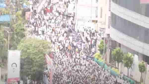 Raj-Uddhav Thackeray Vijay Sabha : वरळी डोमच्या बाहेर तुफान गर्दी, रेटारेटी, पोलिसांशी बाचाबाची, Photos मधून पाहा काय स्थिती आहे