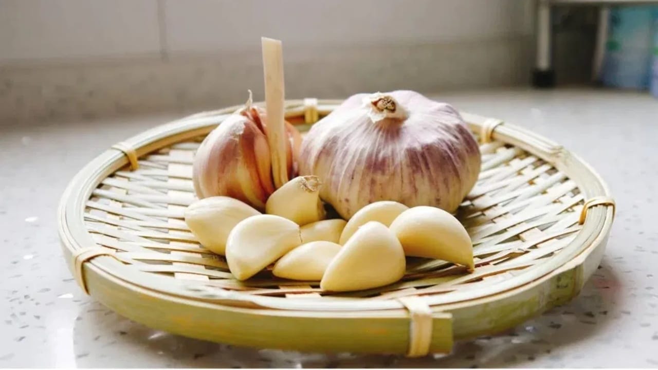 लसूण तव्यावर भाजल्यास त्याची साल मऊ होते आणि तो खाणे सोपे होते. सूप बनवताना किंवा ग्रेव्हीमध्ये तुम्ही सालीसह लसूण वापरू शकता. काही लोक ग्रीन टी किंवा काढ्यातही लसूण सालीसकट उकळून घालतात.