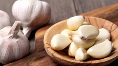 दररोज सकाळी रिकाम्या पोटी खा एक पाकळी लसूण, आरोग्यात दिसतील 6 आश्चर्यकारक बदल