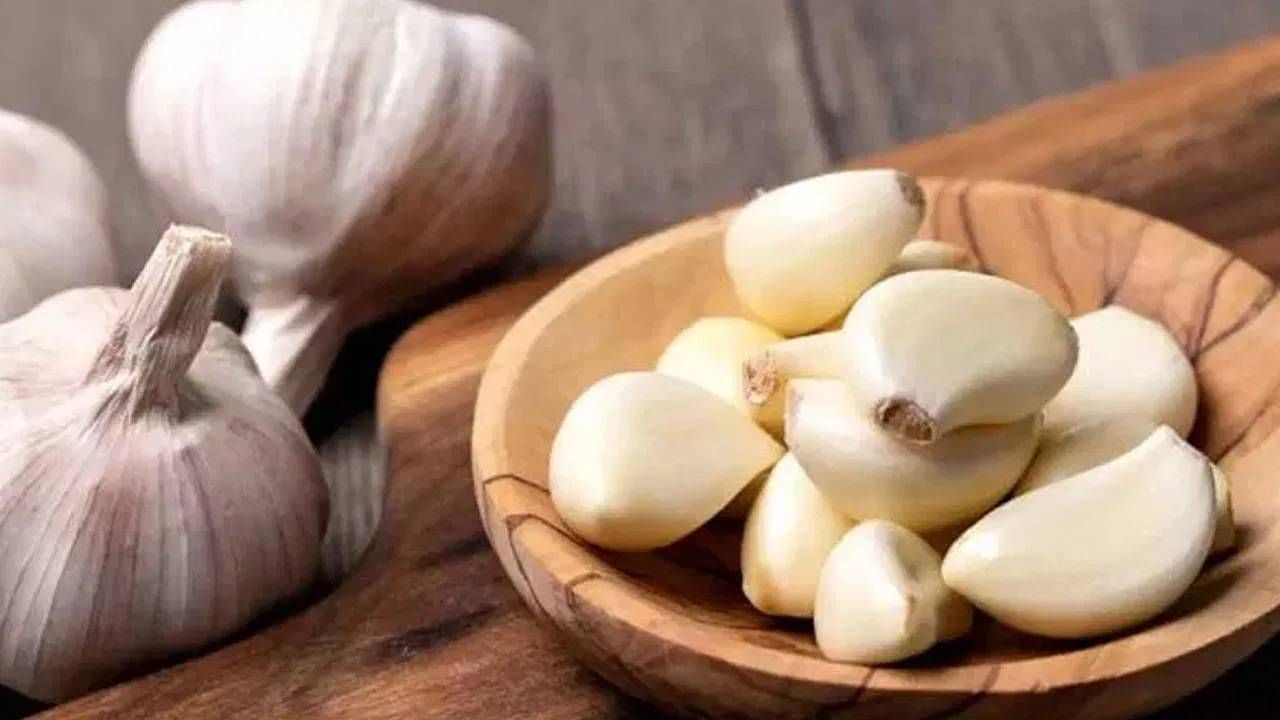 दररोज सकाळी रिकाम्या पोटी खा एक पाकळी लसूण, आरोग्यात दिसतील 6 आश्चर्यकारक बदल दररोज सकाळी रिकाम्या पोटी खा एक पाकळी लसूण, आरोग्यात दिसतील 6 आश्चर्यकारक बदल