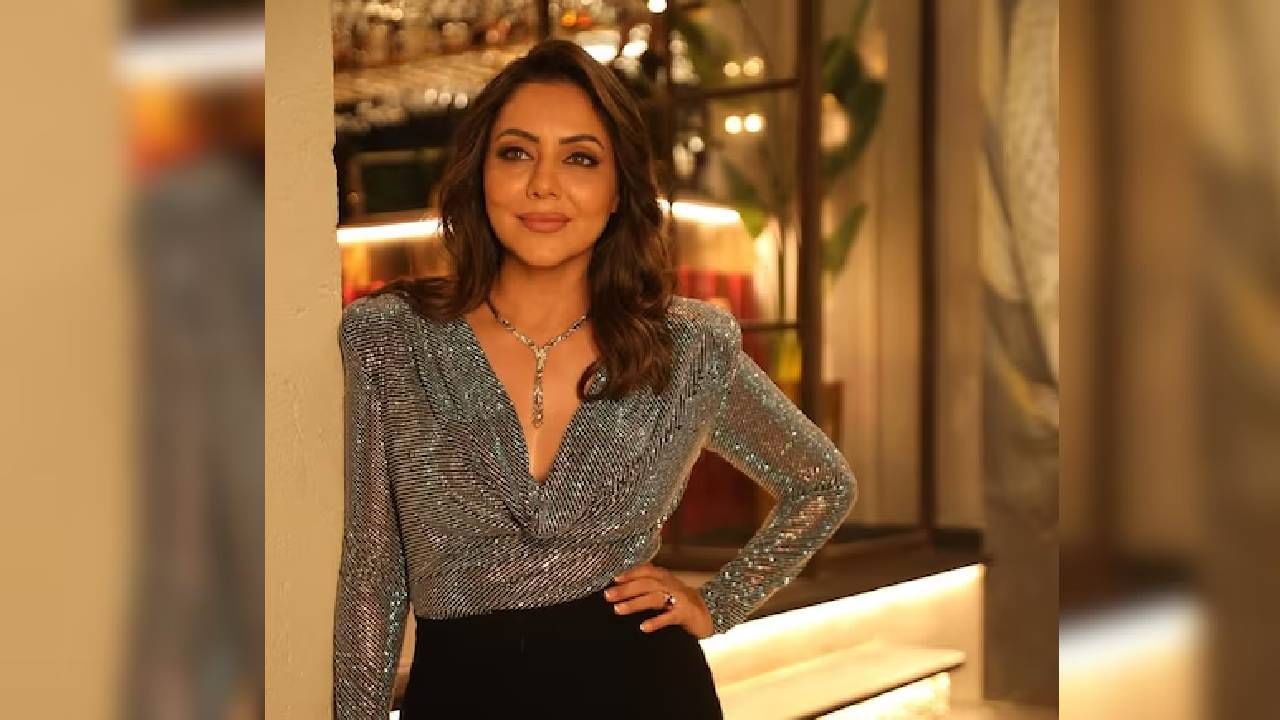 गौरीच्या एकूण संपत्तीबद्दल बोलायचं झाल्यास, 'लाइफस्टाइल एशिया'ने दिलेल्या माहितीनुसार, ती 1600 कोटींपेक्षा जास्त संपत्तीची मालकीण आहे. मुंबईत गौरीचं इंटेरिअरचं आलिशान शॉप आहे. त्याची किंमत सुमारे 150 कोटी असल्याचं म्हटलं जातं. गौरी आणि शाहरुख हे बॉलिवूड इंडस्ट्रीतील सर्वांत श्रीमंत जोडप्यांपैकी एक आहेत. 
