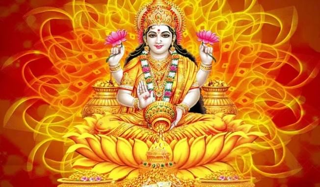 माता लक्ष्मी आणि भगवान कुबेर यांना धनाचे देवी, देवात म्हटले जाते. त्यामुळे पूजाघरात या दोन देव-देवतांच्या मूर्तींची स्थापना करून त्यांची रोज पूजा करावी. त्यामुळे घरातील आर्थिक चणचण दूर होते, असे म्हटले जाते.