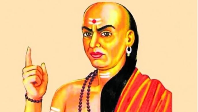 आचार्य चाणक्य यांच्यानुसार नेहमी कमी बोलायला हवं. कमी बोलून विचार करण्यावर अधिक भर द्यायला हवा. कोणताही निर्णय विचारपूर्वक घेतल्याने यश मिळण्याची शक्यता वाढते. तसेच जेवढं आवश्यक असेल तेवढंच बोलायला हवं. 