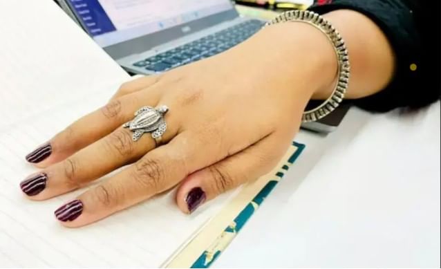 ज्योतिषशास्त्रानुसार चांदीची अंगठी चंद्र तसेच शुक्र ग्रहाचे प्रतिनिधित्त्व करते. त्यामुळेच चांदीची अंगठी घातल्यास कुंडलीत चंद्रासोबतच शुक्राचीही स्थिती मजूबत होते, असे सांगितले जाते.