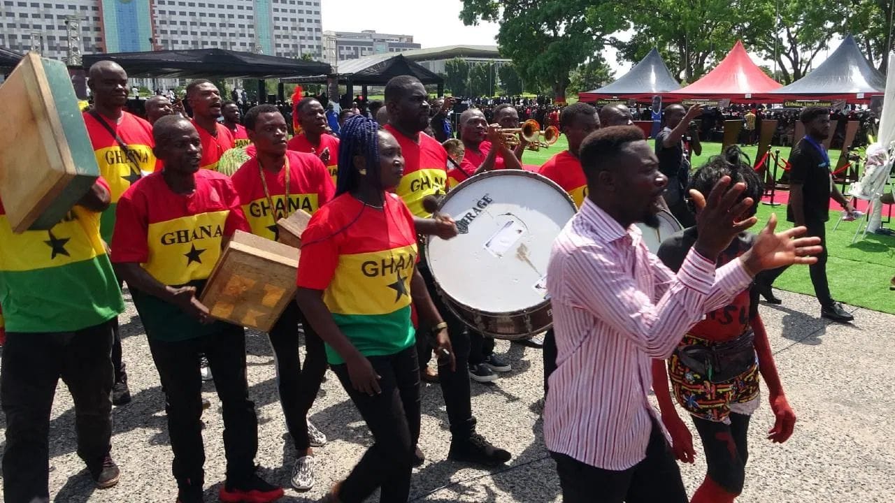 घानामध्ये असे म्हटले जाते की अंत्यसंस्कारात जितके जास्त लोक उपस्थित राहतात तितकेच तो अधिक मैत्रीपूर्ण, उदार आणि चांगला व्यक्ती मानला जातो. म्हणूनच शोक व्यक्त करण्यासाठी जितके जास्त लोक जमतील तितके ते चांगले मानले जाते.