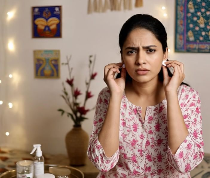 कान साफ करण्यासाठी सतत इअरबड्स वापरल्याने कानातली घाण अनेकदा बाहेर येण्याऐवजी आणखी आत जाते. ही घाण नंतर कानांच्या पडद्यांपर्यंत पोहोचते. त्यामुळे ऐकायला कमी येऊ शकतं. (सांकेतिक फोटो, फोटो सौजन्य- मेटा एआय) 