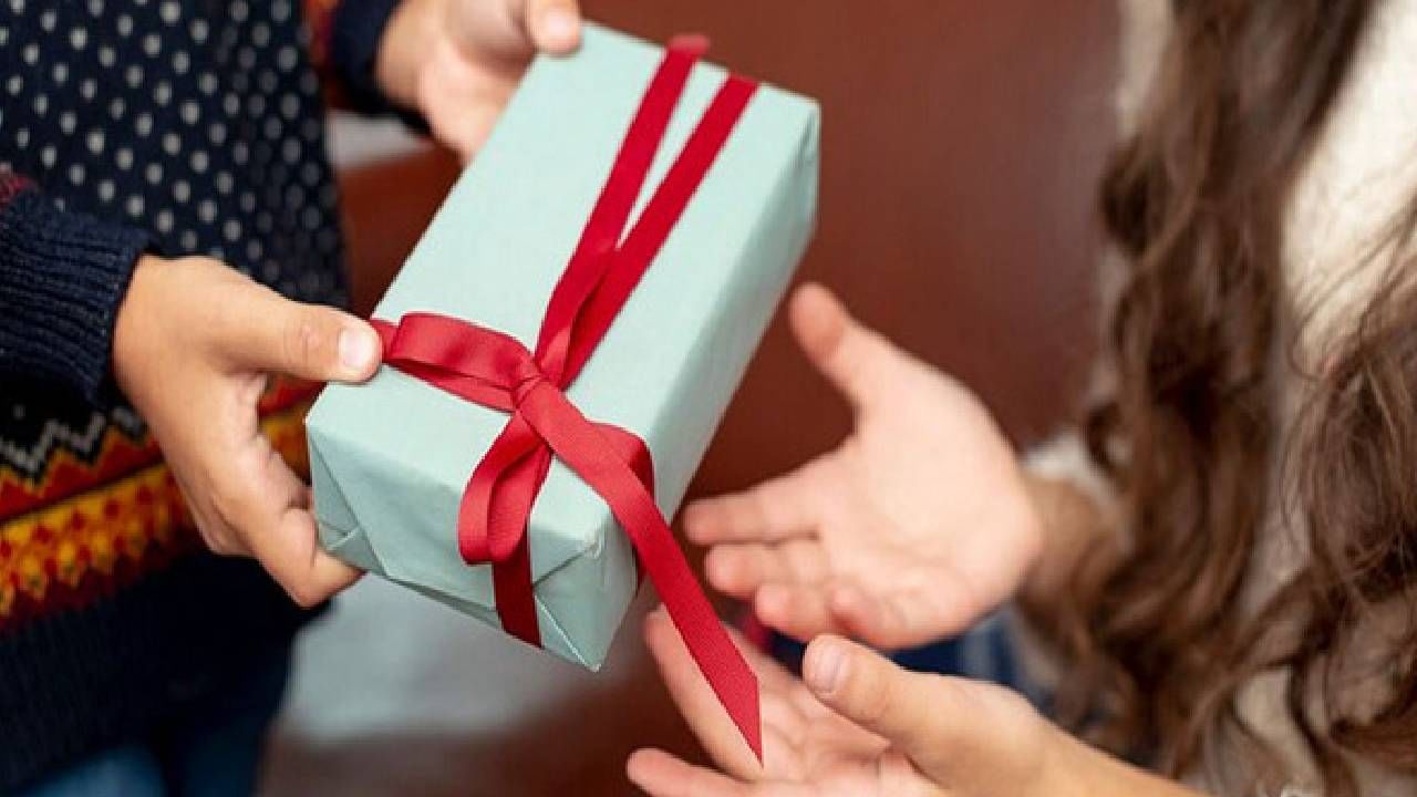 महिलेला मिळालं चुकीचं पार्सल, कंपनीचा वापस घेण्यास नकार,10 वर्षांनी उघडलं, आतली वस्तू पाहून बसला प्रचंड धक्का