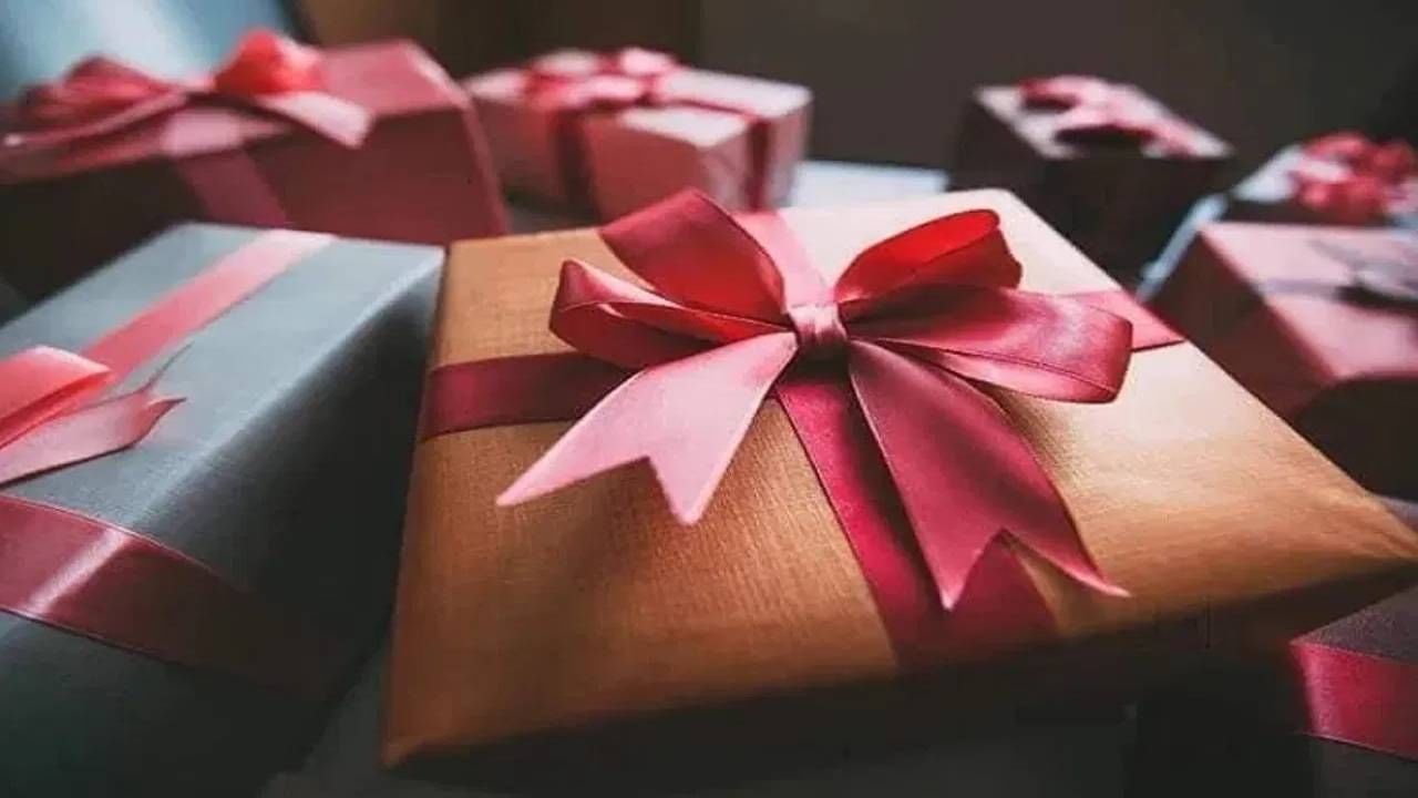 आपल्या जीवनात वास्तुशास्त्राला खूप विशेष महत्त्व असते. जेव्हा तुम्ही वास्तुशास्त्रात सांगितलेल्या नियमांचे योग्य पालन करता तेव्हा त्याचे परिणाम खूप शुभ आणि समृद्ध असतात. मात्र, जेव्हा तुम्ही या नियमांकडे दुर्लक्ष करता तेव्हा तुम्हाला त्याचे नकारात्मक परिणाम दिसतात. काही गोष्टी अशा आहेत ज्या गिफ्ट देणे शुभ मानले जात नाही.