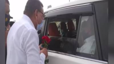 “गुलाबी गप्पा”.. , ये रिश्ता क्या कहलाता है; महाजनांनी खडसेंचा लोढासोबतचा फोटो टाकला