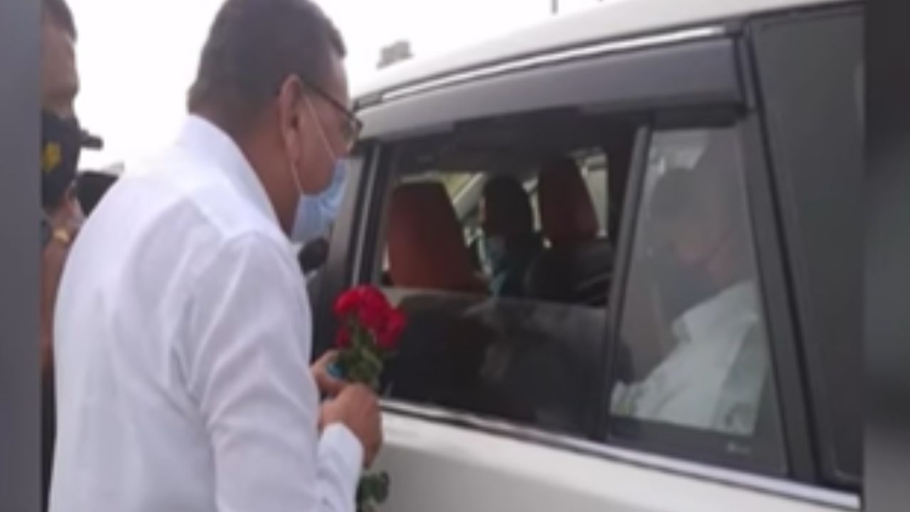 गुलाबी गप्पा.. , ये रिश्ता क्या कहलाता है; महाजनांनी खडसेंचा लोढासोबतचा फोटो टाकला