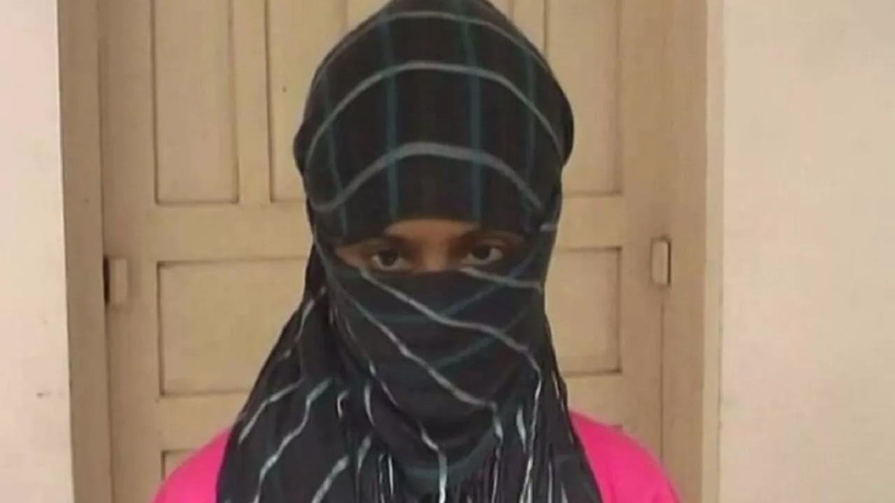 रात्री पळवून नेत होता...सकाळी प्रेयसीचा झाकलेला चेहरा दिसताच प्रियकराच्या चेहऱ्यावरचे रंग उडाले, काय आहे हे प्रकरण