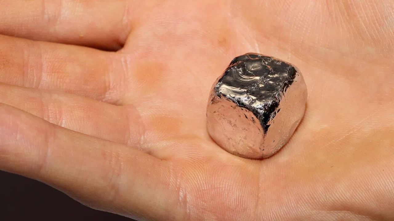 अलिकडच्या काळात रोडियमची किंमत गगनाला भिडली आहे, 2024 मध्ये ती प्रति ग्रॅम 12 हजार 416 रुपयांवर पोहोचली होती. ऑटोमोबाईल उद्योगात कॅटॅलिटिक कन्व्हर्टरमध्ये आणि दागिन्यांमध्ये पांढरे सोने पॉलिश करण्यासाठी याचा वापर केला जातो.  