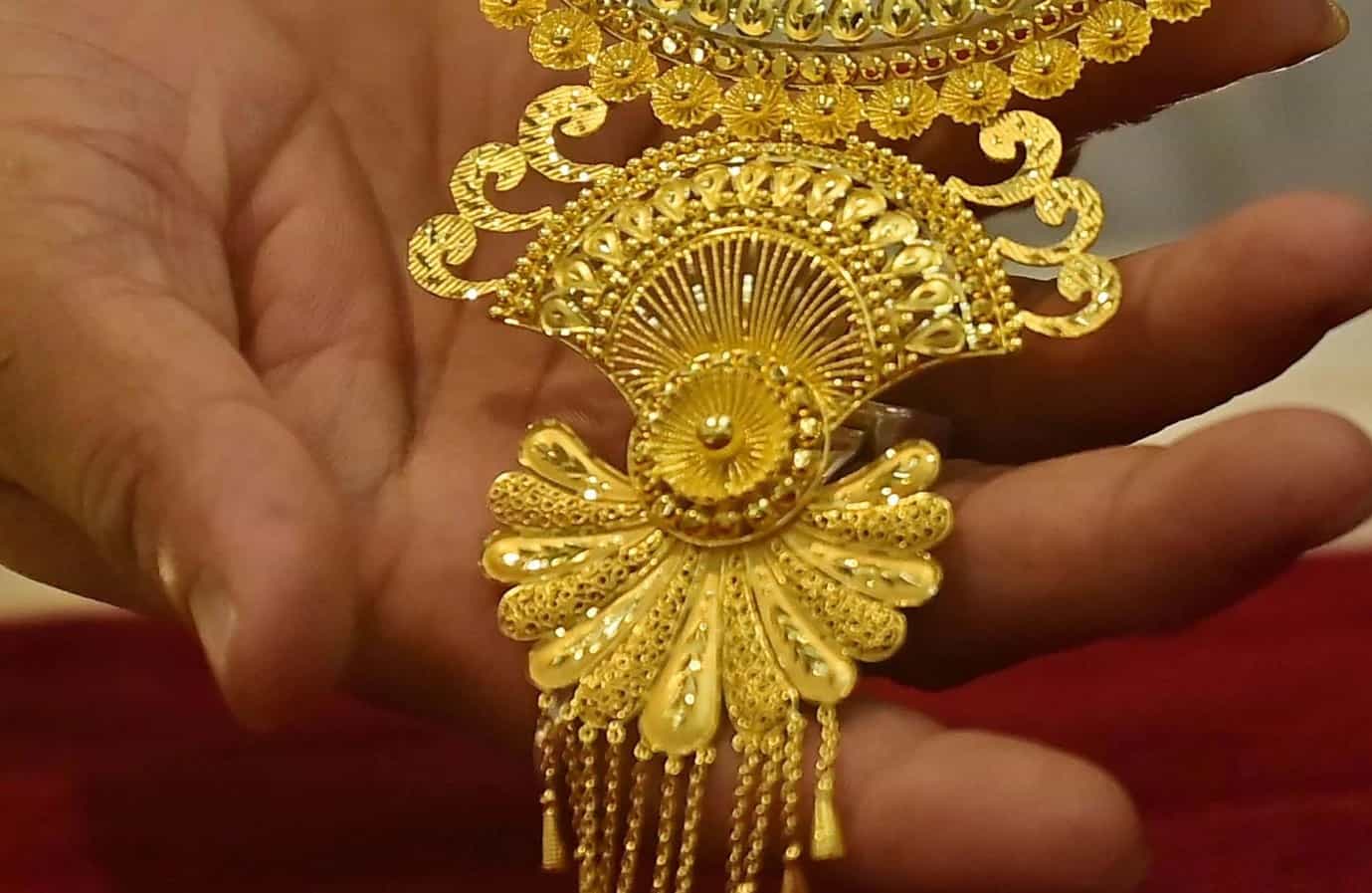 सोन्या-चांदीमध्ये गुंतवणूक करणाऱ्यांसाठी आनंदाची बातमी आहे, दरामध्ये मोठी घसरण झाल्याचं पाहायला मिळत आहे.