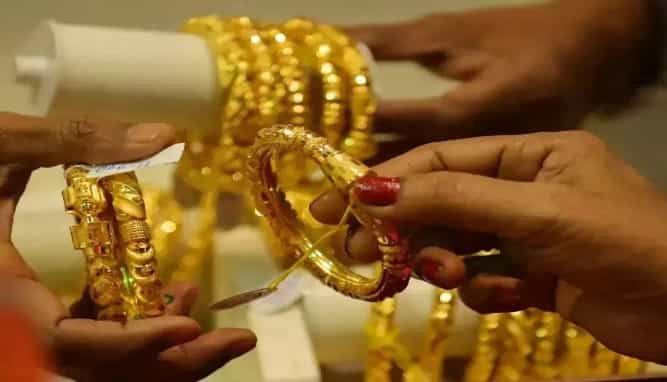 सोने हा धातू फारच मौल्यवान आहे. या धातूपासून वेगवेगळे दागिने केले जातात. विशेष म्हणजे भारतात तर सोन्याच्या दागिन्यांना चांगलीच मागणी असते.