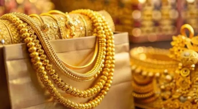 गेल्या काही दिवसांपासून सोने आणि चांदीच्या दरात मोठे चढऊतार पाहायला मिळत आहेत. आता पुन्हा एकदा सोन्याचा भाव वाढला आहे. यावेळच्या भाववाढीमुळे सोनं थेट एक लाखाच्या पार गेलं आहे.