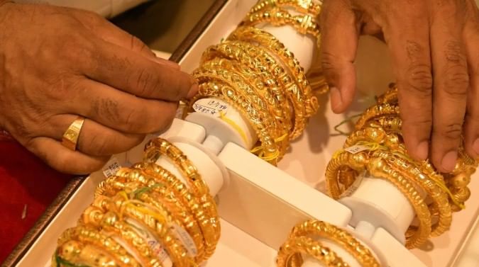 जळगावच्या सराफ बाजारात सोन्याच्या दरात 800 रुपयांची वाढला आहे. त्यामुळे आता सोन्याच्या दर थेट एक लाख रुपयांच्याही पुढे गेला आहे. सोनं थेट आठशे रुपयांनी वाढल्यामुळे आता दागिने करताना जास्त पैसे मोजावे लागणार आहेत.