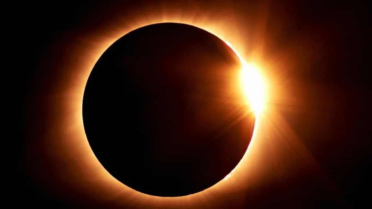 सूर्यग्रहण हा निसर्गाचा एक अद्भुत चमत्कार आहे. जेव्हा सूर्य आणि पथ्वी चंद्राच्या मध्ये येतात तेव्हा सूर्याची प्रतिमा काही काळ चंद्राच्या मागे झाकली जाते, या घटनेला सूर्यग्रहण म्हणतात.