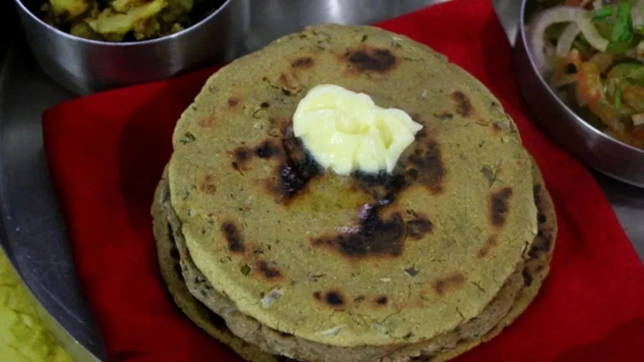 बाजरीची भाकरी - शरीराला उबदार करते, विशेषतः हिवाळ्यात. त्यात फायबर, प्रथिने, मॅग्नेशियम आणि लोह भरपूर प्रमाणात असते. ते पचन सुधारते, मधुमेह नियंत्रित करण्यास मदत करते आणि वजन कमी करण्यासाठी देखील उत्तम आहे.