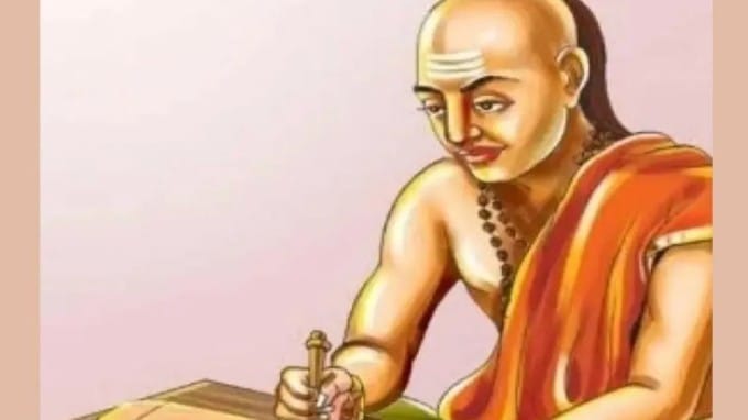 आचार्य चाणक्य यांच्यानुसार ज्या घरात देवतांची पूजा केली जात नाही, ज्या घरात मंत्रांचा जप केला जात नाही, त्या घरात आनंद नसतो. असा घरात देवी-देवतांचा वास नसतो. म्हणूनच अशा घरामध्ये दारिद्र्य नांदते. 