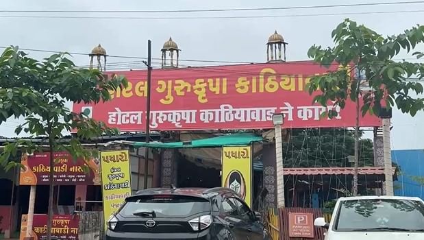 मुंबई अहमदाबाद महामार्गावरील वसई हद्दीत ससूनवघर, माळजीपाडा येथील दोन हॉटेलच्या पाट्या मनसे कार्यकर्त्यांनी तोडल्या आहेत. 