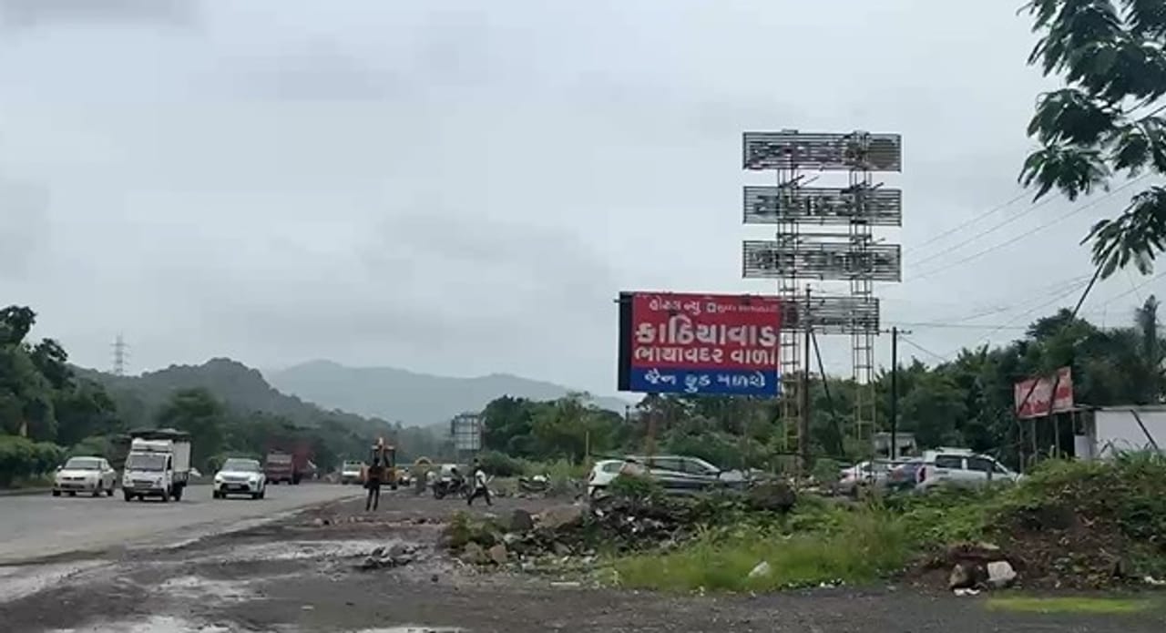  मुंबई अहमदाबाद महामार्गावरील वसई येथील काठियावाडी हॉटेलवरील गुजराती पाट्या विरोधात मनसे आक्रमक झाली आहे. 