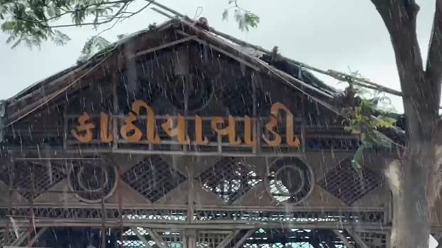 हा प्रकार समोर आल्यानंतर मनसेचे नेते अविनाश जाधव यांनी आदेश देताच वसईतील मनसे कार्यकर्त्यांनी महामार्गावरील काठियावाडी हॉटेलवरील गुजराती पाट्यांची तोडफोड करत अनेक पाट्या खाली उतरवल्या आहेत.