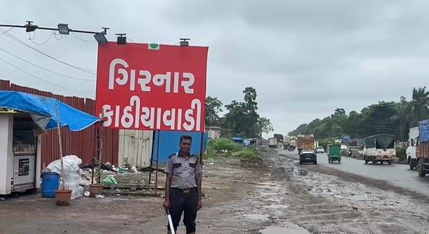 वसई हद्दीतील वर्सोवा ब्रिज जवळील मुंबई आणि गुजरात लेन वरील काठियावाडी ढाब्यावरील पाट्यांवर मनसे कार्यकर्त्यांनी आंदोलन करत पाट्या काढल्या आहेत.