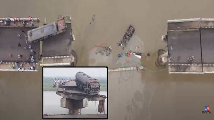 Gujarat : ...अन् बघता क्षणी आनंद-वडोदऱ्याला जोडणारा पूल कोसळला, 10 जणांचा मृत्यू; बघा थरारक VIDEO Gujarat : ...अन् बघता क्षणी आनंद-वडोदऱ्याला जोडणारा पूल कोसळला, 10 जणांचा मृत्यू; बघा थरारक VIDEO