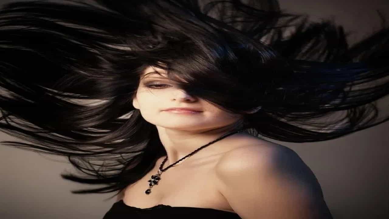 घरी अशा प्रकारे बनवा नैसर्गिक हेअर मिस्ट, पावसाळ्यातही केस होणार नाहीत चिकट