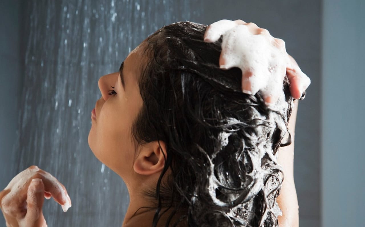 Haircare Tips: आठवड्यातून किती दिवसांनी केस धुवावेत? जाणून घ्या स्कॅल्पशी संबंधित महत्त्वाच्या गोष्टी