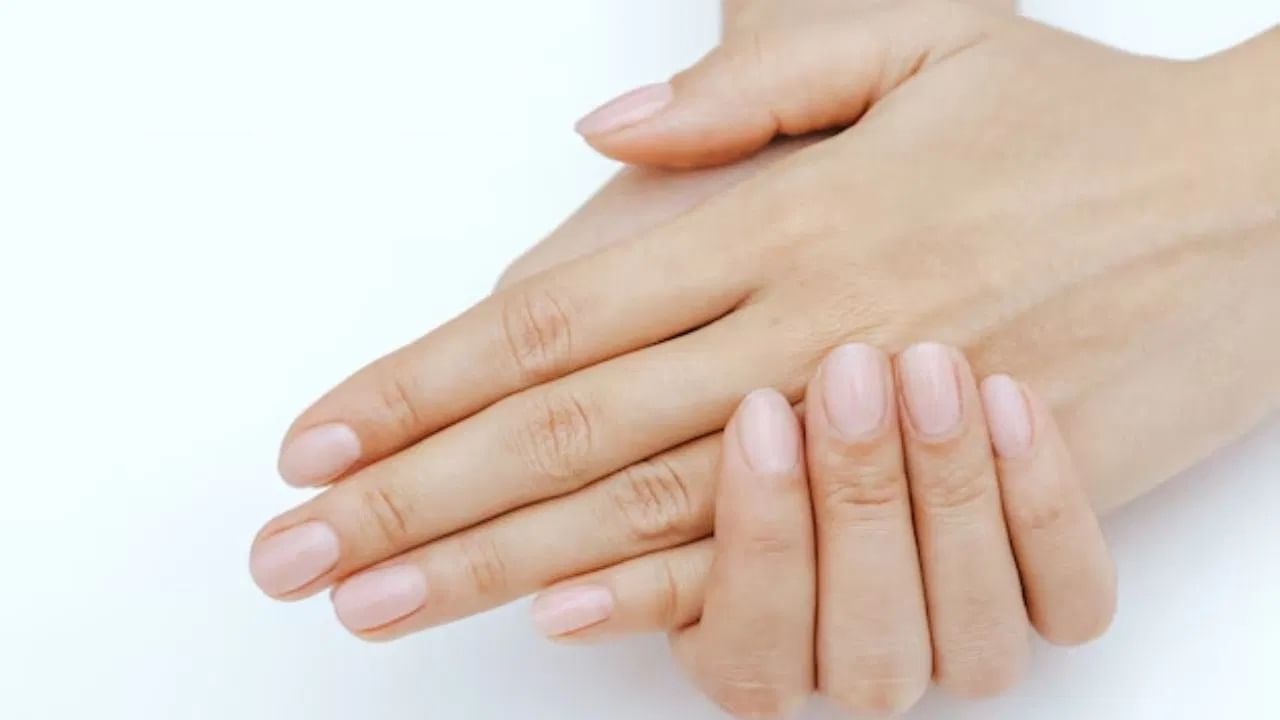 जर एखाद्या व्यक्तीचे नखे पिवळे असतील तर त्यांच्यात शारीरिक ओढ कमी असते. अशा लोकांना त्यांच्या वैवाहिक जीवनात अनेक समस्यांना तोंड द्यावे लागते.