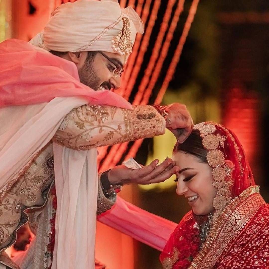 हंसिकाने तिच्या खास मैत्रिणीच्याच पूर्व पतीशी लग्न केल्याचं म्हटलं गेलं होतं. इतकंच नव्हे तर ती मैत्रीणि सोहेलच्या पहिल्या लग्नात हंसिका उपस्थित होती, अशीही चर्चा होती. 
