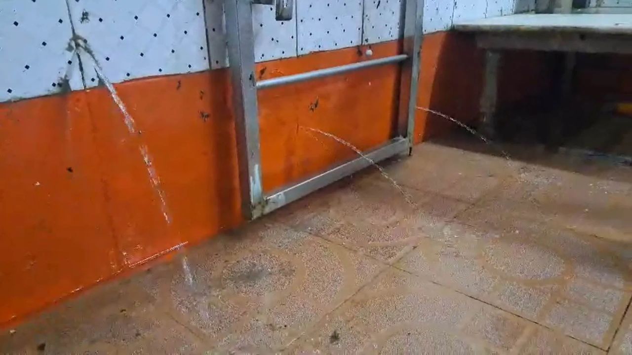 पुजारी लल्लन महाराजांच्या मते, हे पाणी कुठूनही आणले जात नाही आणि मंदिरात कोणतीही पाईपलाईन किंवा जलस्रोतही नाही. त्यांचा दावा आहे की हे पवित्र पाणी पाताळातून येते आणि हनुमानजी या पाण्यात बसून ७ महिने तपश्चर्या करतात.