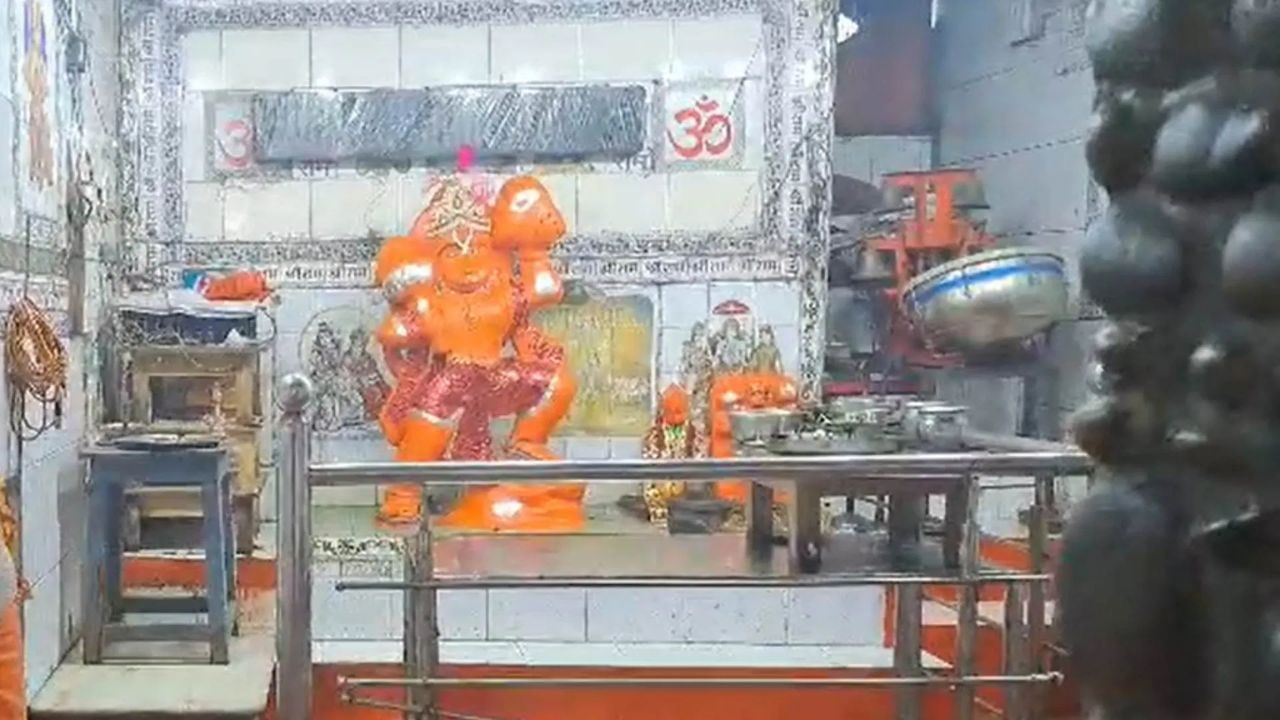 झाशी येथील पाताली हनुमान मंदिरात दरवर्षी घडणारा चमत्कार भाविकांच्या श्रद्धेला बळ देतो. या मंदिरातून बाहेर येणारे रहस्यमय पाणी हळूहळू हनुमानजींच्या मूर्तीच्या पायांपासून मांड्यांपर्यंत आणि नंतर कंबरेइतके वर जाते. या कालावधीत भाविक गर्भगृहात बसून सुंदरकांडाचे पठण करतात. प्रत्येक मंगळवारी आणि शनिवारी मंदिरात भाविकांची मोठी गर्दी जमते. हे पाणी भाविक श्रद्धेचे अमृत मानतात आणि आरतीनंतर ते आपल्या घरी घेऊन जातात.