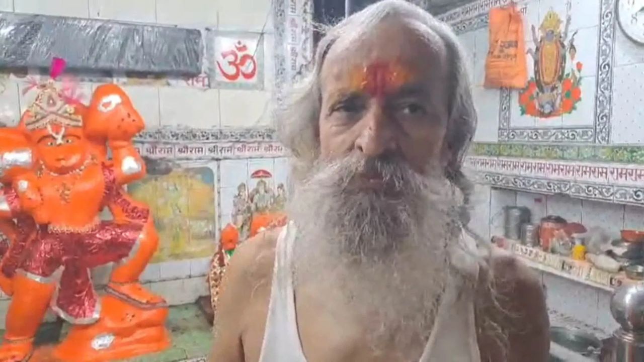 सकाळी ७ ते ७:३० च्या दरम्यान, मंदिराच्या गर्भगृहात हनुमानजींचा हसरा चेहरा दिसतो, ज्याला भक्त एक दैवी चमत्कार मानतात. उद्ध्वस्त अवस्थेतून पुनरुज्जीवित झालेले हे मंदिर आता केवळ झाशीचेच नव्हे तर संपूर्ण बुंदेलखंडचे श्रद्धेचे केंद्र बनले आहे.