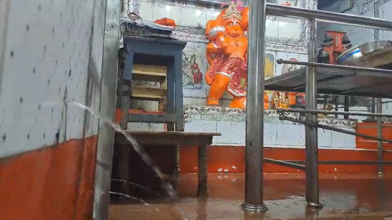 प्रत्येक वर्षी हजारो भाविक झाशी येथील पाताली हनुमान मंदिरात दर्शनासाठी येतात आणि येथील गूढ चमत्कार स्वतःच्या डोळ्यांनी अनुभवतात. विज्ञान प्रत्येक रहस्य उलगडण्याचा दावा करत असले, तरी या मंदिरातील अनोखा चमत्कार दर्शवतो की, श्रद्धेची खोली विज्ञानाच्या मर्यादांपलीकडे जाऊ शकते. (डिस्क्लेमर : वरील माहिती उपलब्ध स्रोतावरून देण्यात आलेली आहे. याच्या तथ्यांबद्दल आम्ही कुठलाही दावा करीत नाही, तसेच अंधश्रद्धेला दुजोरा देत नाही.)