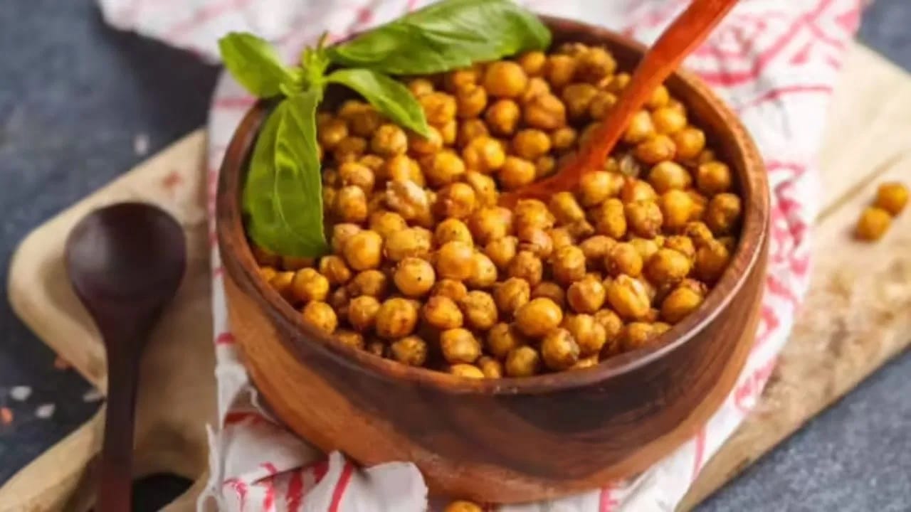 हरभरा हे एक उत्कृष्ट आणि सहज पचण्याजोगे प्रथिने आहे जे तुम्हाला ऊर्जा देते, रक्तातील साखरेची पातळी कमी करते आणि अनावश्यक भूक कमी करण्यास मदत करते. हे तुमचे वजन कमी करण्यास देखील मदत करते.