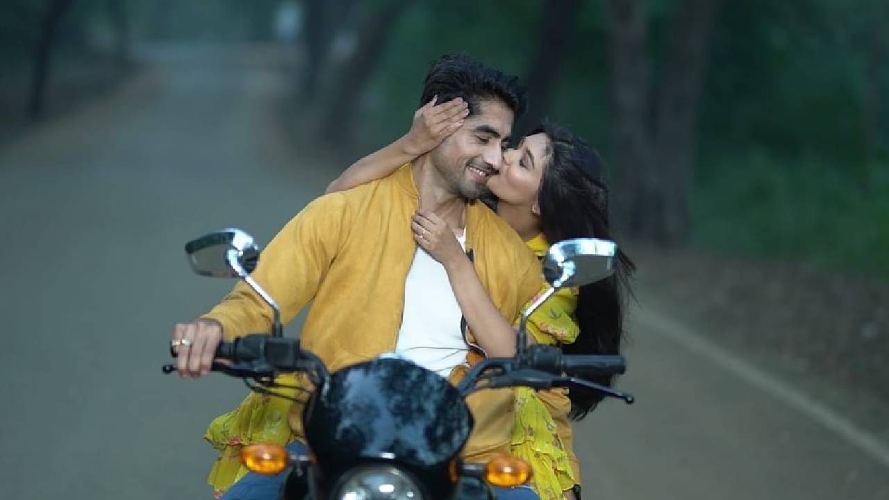 हर्षद नुकताच 'ये रिश्ता क्या कहलाता है' या मालिकेत झळकला होता. यामध्ये त्याने अभिमन्यूची भूमिका साकारली होती. आता तो 'बडे अच्छे लगते है' या मालिकेच्या नव्या सिझनमधून प्रेक्षकांच्या भेटीला येत आहे. या मालिकेची निर्माती एकता कपूर आहे.