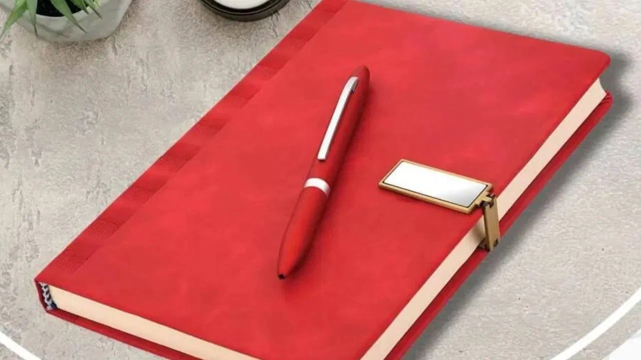 जर तुम्ही एखाद्या विद्यार्थ्यासाठी भेटवस्तू खरेदी करण्याचा विचार करत असाल तर तुम्ही त्याला पुस्तके किंवा स्टेशनरीच्या वस्तू भेट द्याव्यात. ही भेट ज्ञान आणि प्रेरणेचे प्रतीक मानली जाते. जेव्हा तुम्ही या वस्तू एखाद्याला भेट देता तेव्हा त्याचा परिणाम तुमच्यासाठीही खूप शुभ असतो.