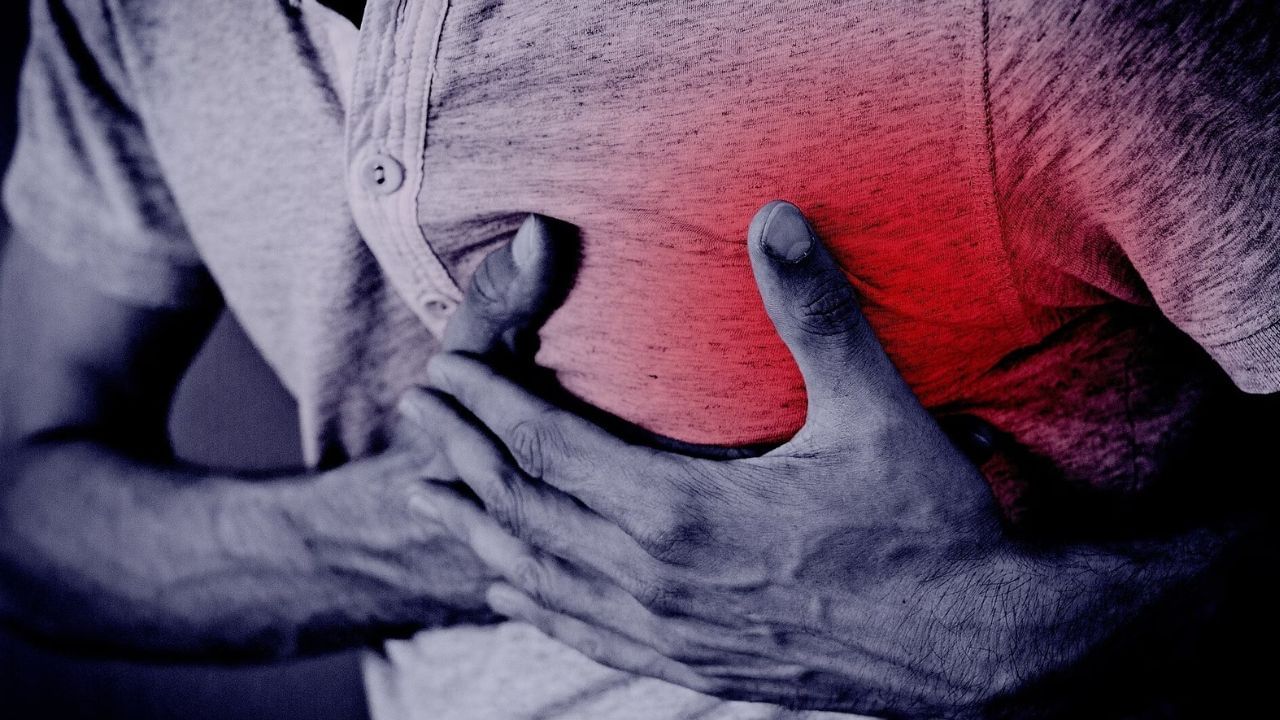 हार्ट अटॅकचा उल्लेख होताच सर्वप्रथम छातीत तीव्र वेदना हे लक्षण समोर येते, जे हृदयविकाराच्या झटक्याचे प्राथमिक संकेत आहे. याशिवाय इतरही काही लक्षणं असतात, परंतु काही लक्षणं अशी असतात की, आपण त्यांचा विचारही करत नाही, तरीही ती हार्ट अटॅकशी संबंधित असू शकतात. विशेष म्हणजे, अशी काही लक्षणं चेहऱ्यावरही दिसून येतात.