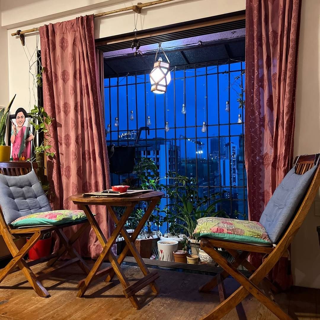 'कुठलाही उपास-तपास, नवस न करता मिळालेला आणि अशा मस्त पावसाळी वातावरणात जवला-बेसन भजी, चिकन बिर्याणी खाऊ घालणारा, स्वयंपाक झाल्यावर ओटा बिटा स्वच्छ पुसून, भांडी बिंडी घासून ठेवणारा नवरा. अजून काय पाहिजे?,' अशी पोस्ट लिहित तिने काही फोटो शेअर केले आहेत.