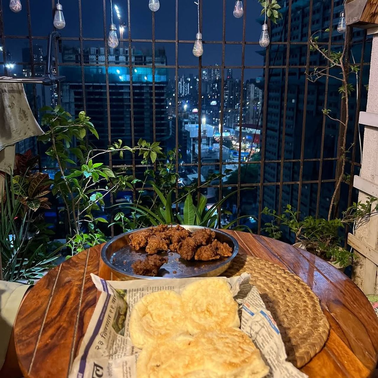 पावसाळी वातावरणात गरमा-गरम भजी, वडापाव असं काहीतरी खाण्याची अनेकांची इच्छा होते. पण असं कोणी खाऊ घालणारा भेटला तर स्वत:ला नशिबवानच समजायचं. अशीच काहीतरी भावना सध्या अभिनेत्री हेमांगी कवीची आहे.